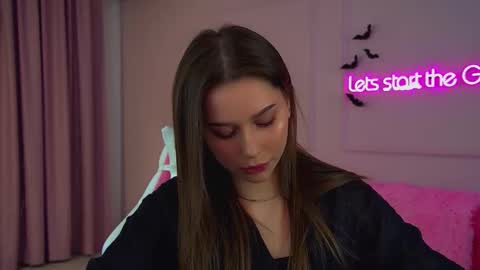 Snapshot of dianabecker chatting on 10-20-25, 06:41 Diana online show from 10-20-25, 06:41