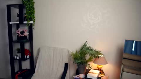 Elwyna online show from 11-18-25, 06:51