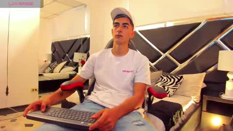 Snapshot of dimitryhank chatting on 12-28-24, 05:35 Cristian online show from 12-28-24, 05:35