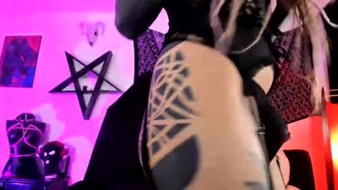 Snapshot of dirtyonix chatting on 11-20-25, 08:30 ONIX online show from 11-20-25, 08:30