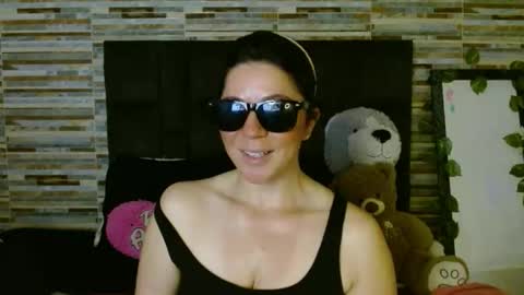 Snapshot of disneey2888 chatting on 10-20-25, 02:28 disneey2888 online show from 10-20-25, 02:28