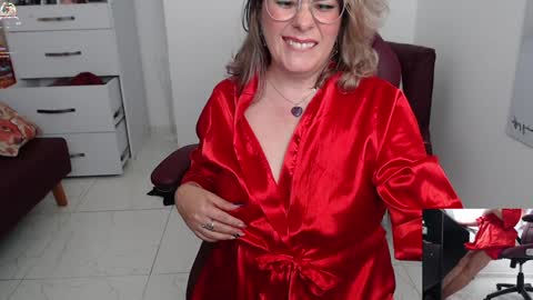 Snapshot of diva_milf chatting on 01-02-25, 02:11 Diva online show from 01-02-25, 02:11