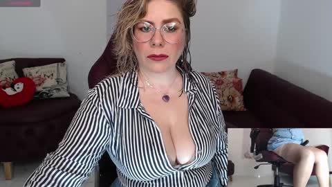 Snapshot of diva_milf chatting on 01-08-25, 10:37 Diva online show from 01-08-25, 10:37