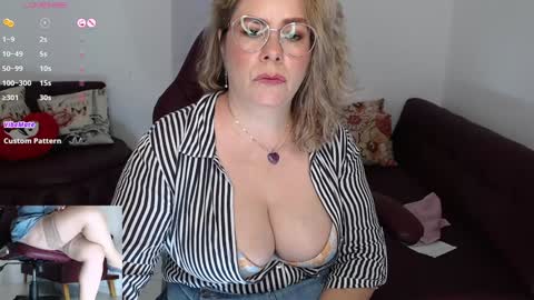 Snapshot of diva_milf chatting on 01-09-25, 01:39 Diva online show from 01-09-25, 01:39