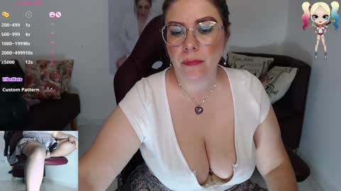 Snapshot of diva_milf chatting on 01-10-25, 02:14 Diva online show from 01-10-25, 02:14