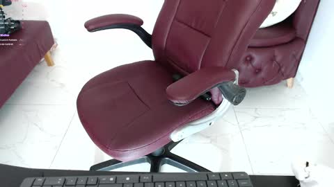 Snapshot of diva_milf chatting on 01-16-25, 01:16 Diva online show from 01-16-25, 01:16