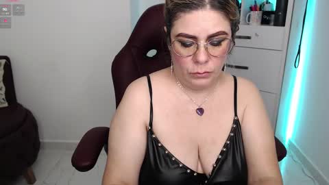 Snapshot of diva_milf chatting on 02-21-25, 02:06 Diva online show from 02-21-25, 02:06