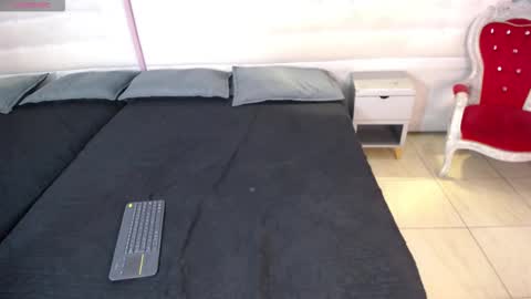 Snapshot of divinelust_ chatting on 10-14-25, 02:07 DivineLust online show from 10-14-25, 02:07