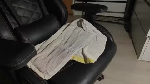 Snapshot of dixollo chatting on 12-19-25, 12:17 DickMaster online show from 12-19-25, 12:17