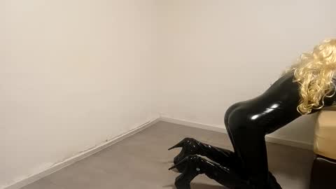 Snapshot of doggy7style chatting on 09-15-25, 09:04 Carolina online show from 09-15-25, 09:04