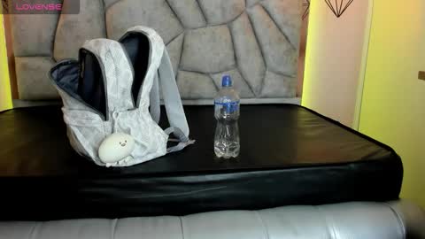 Snapshot of dollraven chatting on 10-22-25, 11:32 online show from 10-22-25, 11:32