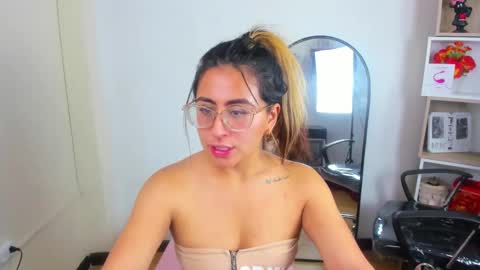 Snapshot of dollyjuicy1 chatting on 02-26-25, 10:47 dollyjuicy1 online show from 02-26-25, 10:47