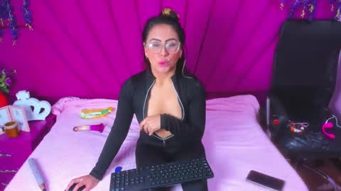 Snapshot of dollyjuicy1 chatting on 03-04-25, 04:06 dollyjuicy1 online show from 03-04-25, 04:06