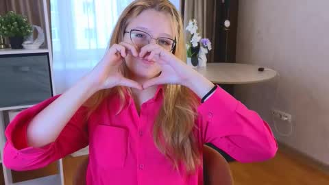 Snapshot of domoniqueepperley chatting on 10-10-25, 05:28 Macy online show from 10-10-25, 05:28