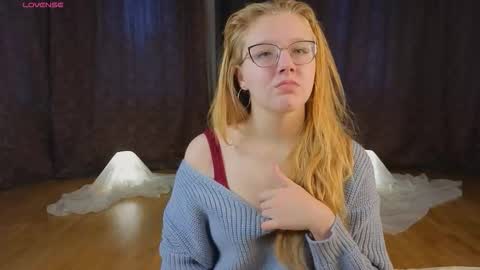 Snapshot of domoniqueepperley chatting on 10-28-25, 03:10 Macy online show from 10-28-25, 03:10