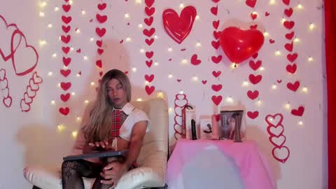 Nicolle online show from 02-10-25, 02:37