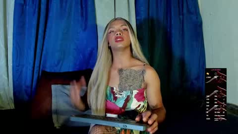 Snapshot of dorian_lev chatting on 10-11-25, 09:24 Nicolle online show from 10-11-25, 09:24