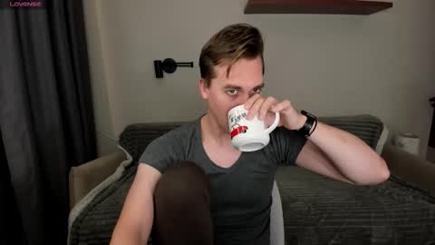 Snapshot of dr_your_dream chatting on 10-25-25, 08:36 Mervin online show from 10-25-25, 08:36