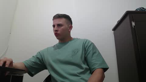 Snapshot of draco_boy2000 chatting on 10-13-25, 09:04 draco_boy2000 online show from 10-13-25, 09:04