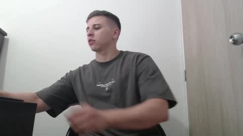 Snapshot of draco_boy2000 chatting on 10-21-25, 09:15 draco_boy2000 online show from 10-21-25, 09:15