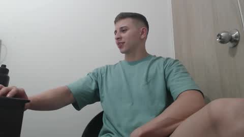 Snapshot of draco_boy2000 chatting on 10-31-25, 09:38 draco_boy2000 online show from 10-31-25, 09:38