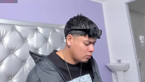 Snapshot of drakenn_ chatting on 10-20-25, 12:05 drakeeee online show from 10-20-25, 12:05