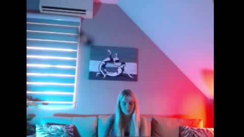 Snapshot of dreamcatcherfantasy chatting on 10-13-25, 07:19 A girl online show from 10-13-25, 07:19