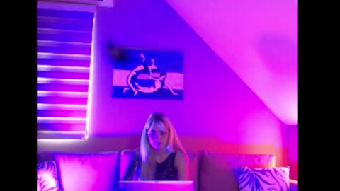 Snapshot of dreamcatcherfantasy chatting on 10-17-25, 07:22 A girl online show from 10-17-25, 07:22