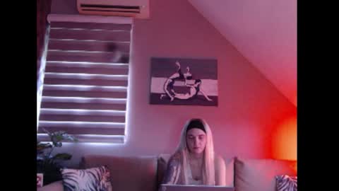 Snapshot of dreamcatcherfantasy chatting on 10-22-25, 07:19 A girl online show from 10-22-25, 07:19