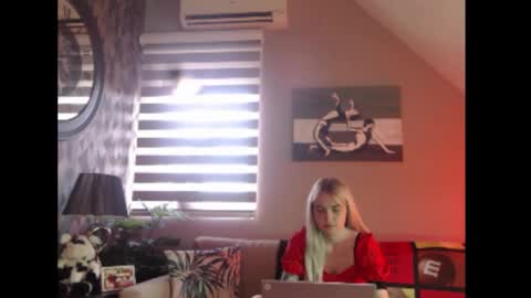 Snapshot of dreamcatcherfantasy chatting on 10-30-25, 07:32 A girl online show from 10-30-25, 07:32