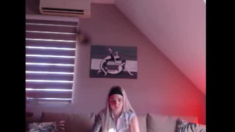 Snapshot of dreamcatcherfantasy chatting on 11-04-25, 09:52 A girl online show from 11-04-25, 09:52