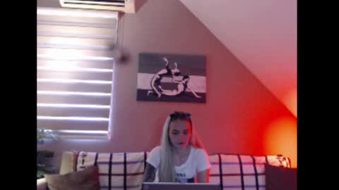 Snapshot of dreamcatcherfantasy chatting on 11-25-25, 08:25 A girl online show from 11-25-25, 08:25