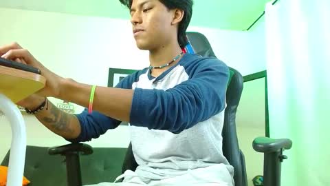 Snapshot of dreyk20 chatting on 11-15-25, 02:57 Dreyk online show from 11-15-25, 02:57