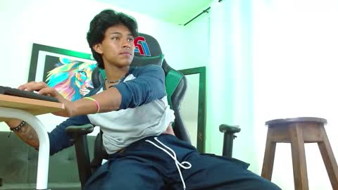 Snapshot of dreyk20 chatting on 11-19-25, 02:50 Dreyk online show from 11-19-25, 02:50