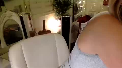 Snapshot of dripping_like_jane chatting on 10-14-25, 08:37 Bluejay0713 online show from 10-14-25, 08:37