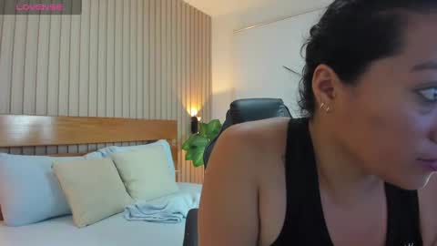 Snapshot of dulce_estrellaa_ chatting on 10-17-25, 01:42 E S T R E L L A online show from 10-17-25, 01:42