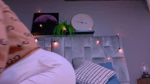 DULCE AURORA online show from 10-14-25, 02:45