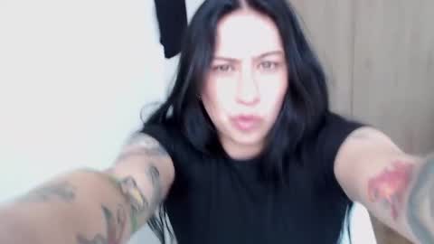 Mia online show from 10-06-25, 04:48
