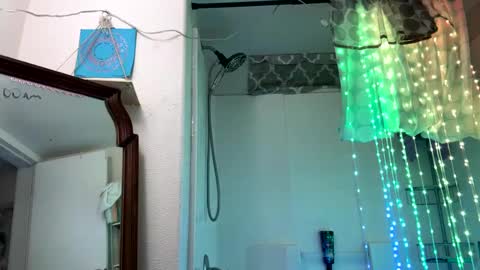 Snapshot of dumbgirl5150 chatting on 12-19-24, 09:18 dumbgirl5150 online show from 12-19-24, 09:18