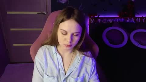 Snapshot of dyna_bae chatting on 10-31-25, 02:45 Dyna online show from 10-31-25, 02:45