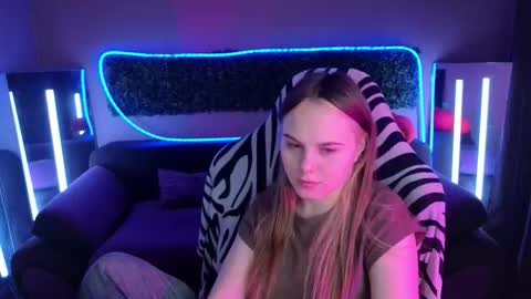 Snapshot of dyna_bae chatting on 11-19-25, 02:22 Dyna online show from 11-19-25, 02:22