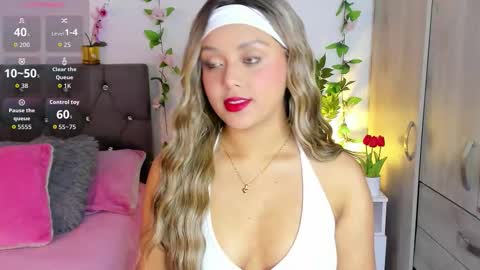 Snapshot of ebony_curly2 chatting on 10-18-25, 11:27 isa online show from 10-18-25, 11:27