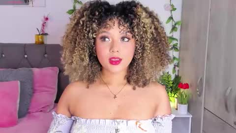 Snapshot of ebony_curly2 chatting on 10-22-25, 02:34 isa online show from 10-22-25, 02:34