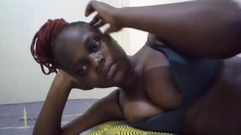 Snapshot of ebony_tasha chatting on 02-17-25, 08:47 tasha online show from 02-17-25, 08:47