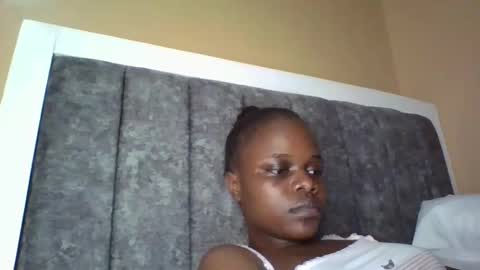 Snapshot of ebony_tasha chatting on 09-19-25, 10:21 tasha online show from 09-19-25, 10:21