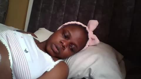 Snapshot of ebony_tasha chatting on 09-24-25, 01:03 tasha online show from 09-24-25, 01:03