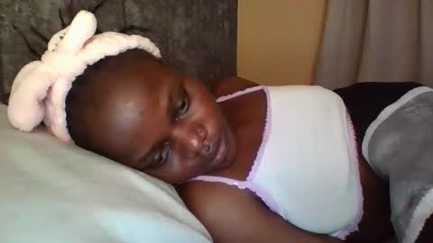 Snapshot of ebony_tasha chatting on 09-25-25, 02:43 tasha online show from 09-25-25, 02:43