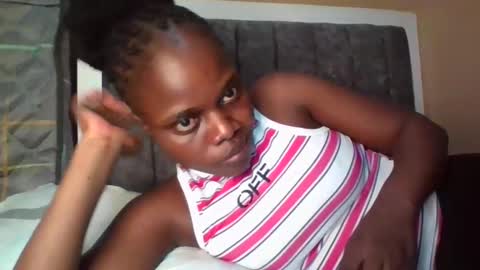 Snapshot of ebony_tasha chatting on 09-28-25, 05:29 tasha online show from 09-28-25, 05:29