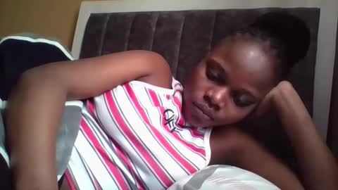 Snapshot of ebony_tasha chatting on 09-29-25, 12:43 tasha online show from 09-29-25, 12:43