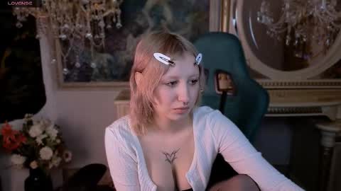 Snapshot of effiemeowley chatting on 03-04-26, 04:29 effiemeowley online show from 03-04-26, 04:29